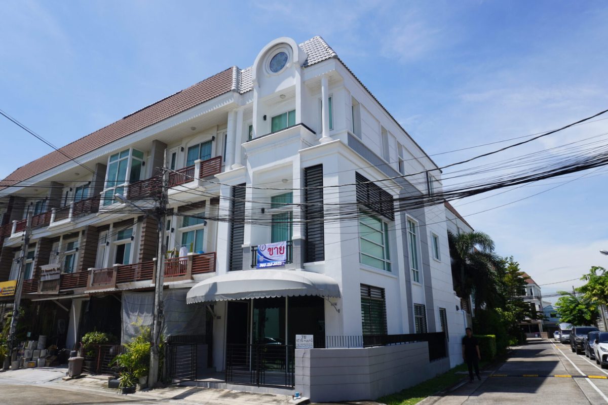 โฮมออฟฟิศ 3  ชั้น  หมู่บ้าน พรีเมี่ยมเพลส นวมินทร์ หลังริม